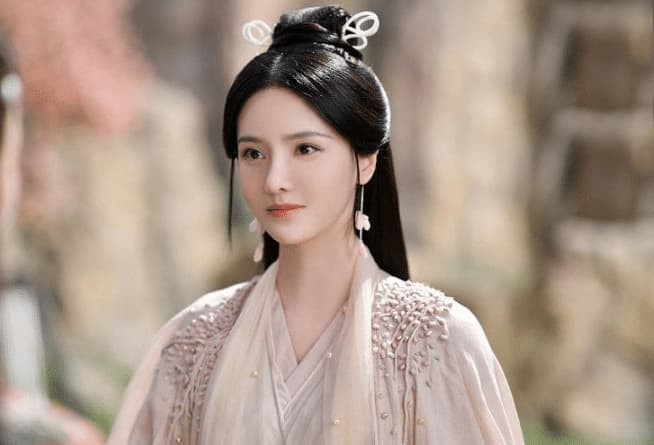 Cô được coi là 'nữ diễn viên phụ quyền lực nhất lịch sử', bỏ tiền mua đứt bản quyền biên kịch và tự phong mình là nữ diễn viên số một