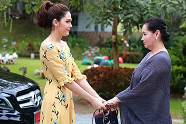 Trước cửa tòa án, mẹ chồng nắm chặt tay con dâu bảo: 'Bỏ được con trai mẹ là mừng rồi'