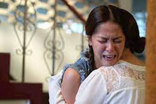 Con dâu tái hôn, mẹ chồng lẳng lặng cầm chiếc túi vải cũ kĩ đến dúi vào tay rồi vội vã ra về