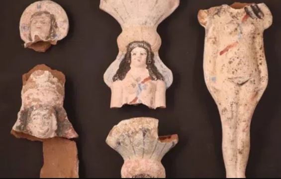 Phát hiện xác ướp lưỡi vàng bên trong ngôi mộ cổ kỳ dị tạc vào đá