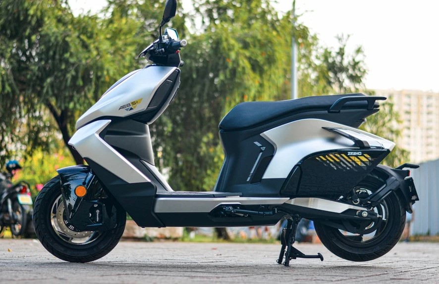 Cận cảnh xe máy điện Trung Quốc giá 145 triệu: Phanh Brembo, có số lùi