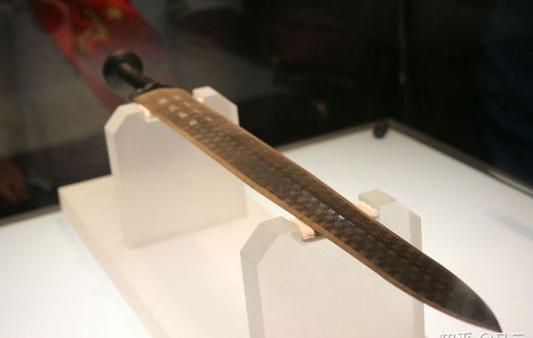 Thanh kiếm ngàn tuổi vẫn sắc lẹm: 8 chữ khắc lộ bí mật động trời!