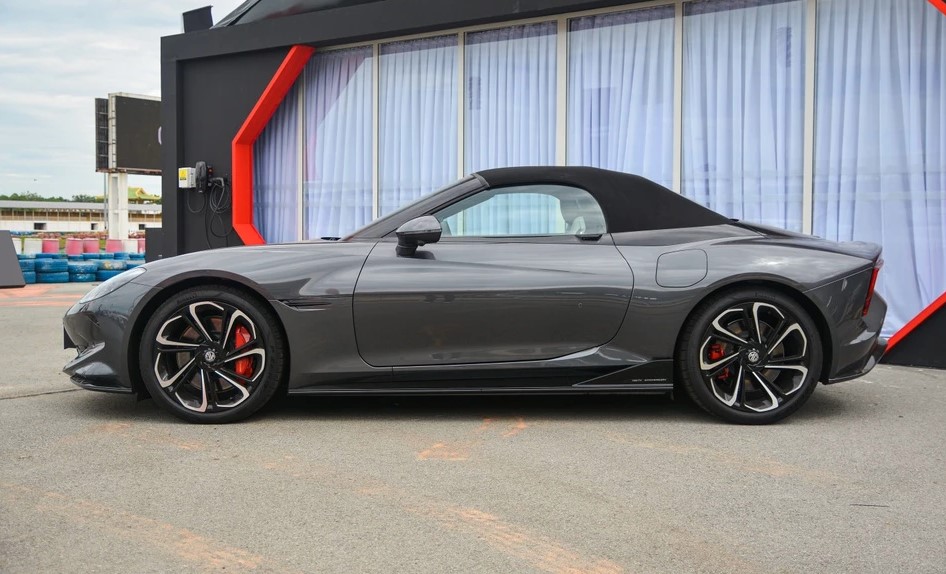 Cận cảnh xe điện mui trần MG Cyberster tại Việt Nam