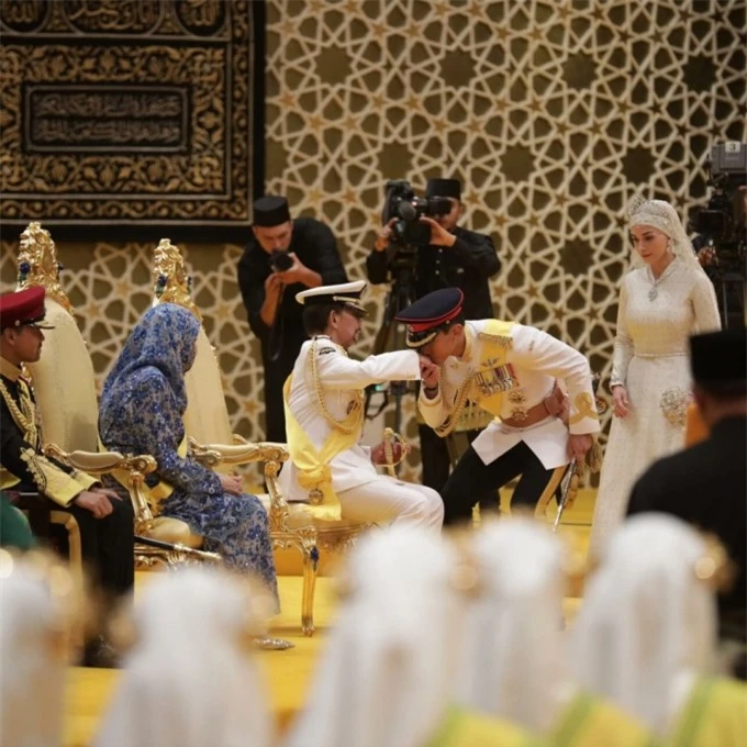Hoàng tửAbdul Mateen hôn lên tay cha, Quốc Vương Brunei.