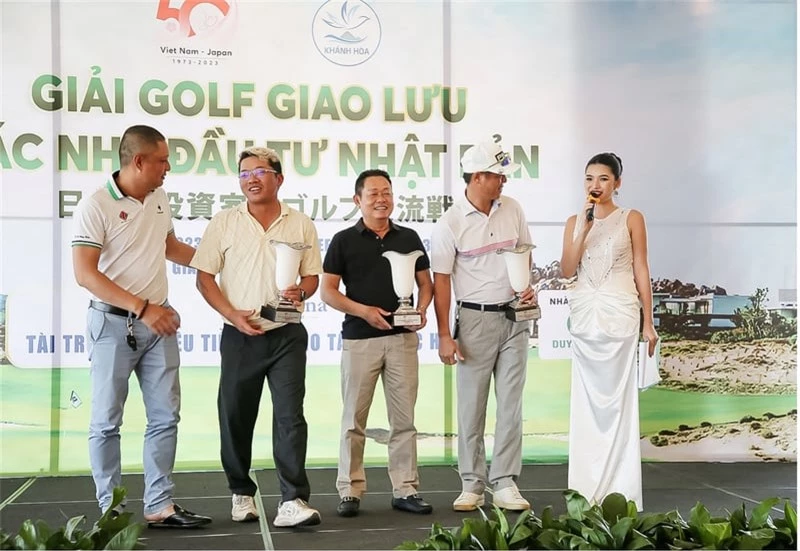 Diễm Nhi khi làm MC golf vô cùng duyên dáng và có khả năng tạo nên không gian giao tiếp thoải mái và gần gũi