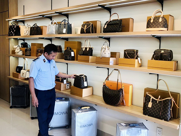 Đà Nẵng: Liên tiếp phát hiện các cơ sở kinh doanh hàng giả Louis, Vuitton, Chanel