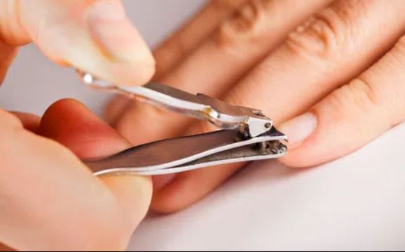 Trước khi phát minh ra bấm móng tay, người xưa cắt móng tay như thế nào?