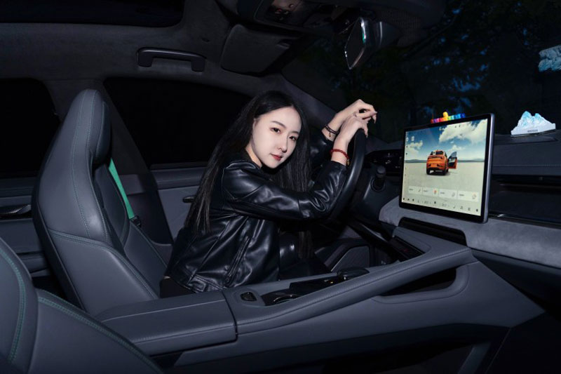 Vẻ đẹp không tì vết của hot girl bên xe hơi