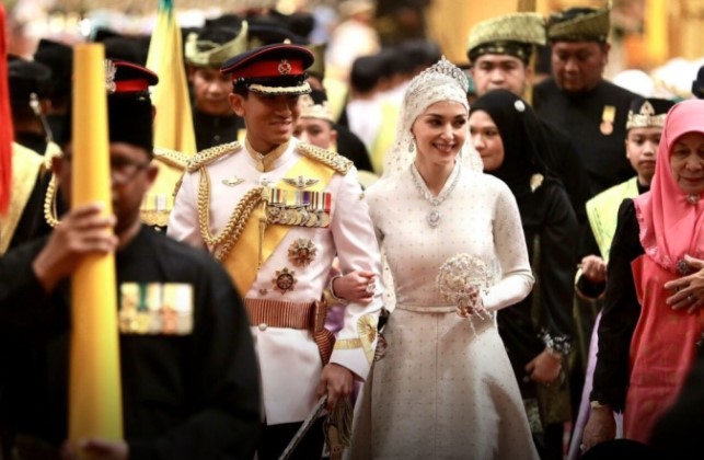 Cô dâu của hoàng tử "hot" nhất châu Á lại gây sốt trong dáng vẻ yêu kiều, hôn lễ xa hoa tổ chức trong cung điện dát vàng 1.800 phòng