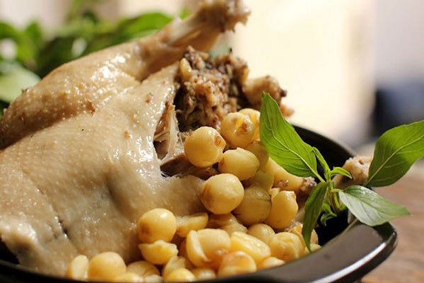 Hướng dẫn cách làm gà hầm hạt sen vừa ngon vừa bổ với mọi nhà