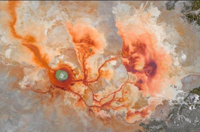 Bí ẩn 'mắt quỷ' khổng lồ nghìn năm sôi sục giữa sa mạc