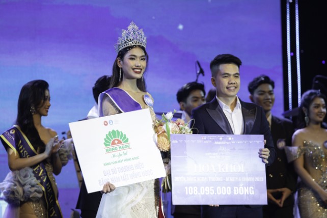 Nhan sắc đời thường "10 điểm không có nhưng" của tân Hoa khôi ĐH Ngoại thương 1m79 vừa đăng quang