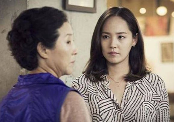 Mẹ chồng ném vào mặt con dâu mấy đồng bạc lẻ đuổi đi, giờ bà lại đi tìm xin tiền để cứu người này