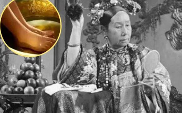 Nhìn thấy cảnh mẹ kéo chị dâu lên xe trả về nhà ngoại mà tôi không cầm nổi nước mắt thương cho nỗi đau mà mẹ đang phải trải qua