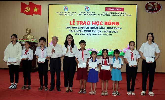 Kiên Giang: Trao 30 phần học bổng tổng 60 triệu đồng cho học sinh nghèo