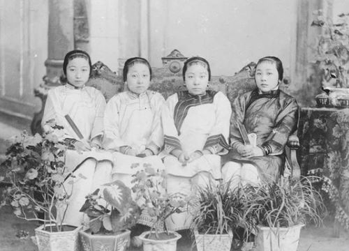 Ảnh cũ nhà Thanh: Con dâu được ngồi cạnh mẹ chồng, người phụ nữ trong hình 8 gây chú ý