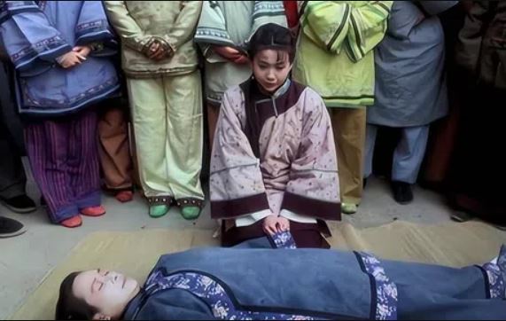 Vì sao người nghèo ở thời phong kiến có tục 'bán thân chôn cha' dù thời xưa đất rộng người thưa?