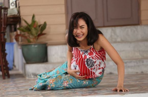 Tranh thủ giúp vợ việc nhà, chồng phát hiện sự thật động trời