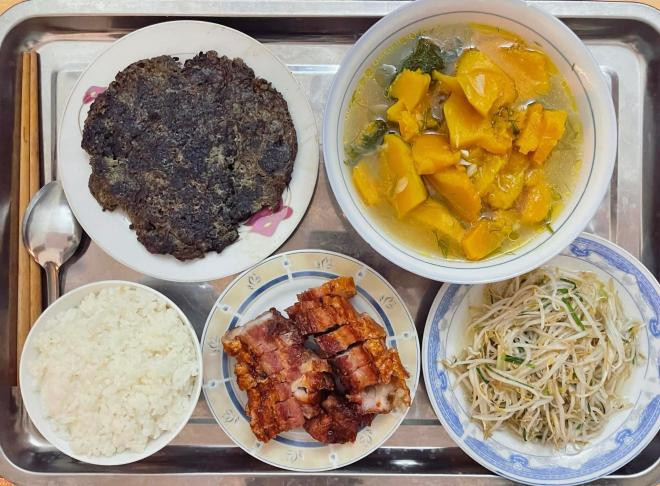 N&#xE0;ng d&#xE2;u s&#x1ED1; h&#x1B0;&#x1EDF;ng khoe m&#xE2;m c&#x1A1;m &#x1EDF; c&#x1EEF; do b&#x1ED1; m&#x1EB9; ch&#x1ED3;ng n&#x1EA5;u, gi&#xFA;p g&#x1ECD;i s&#x1EEF;a v&#x1EC1; &#x111;&#x1EB7;c s&#xE1;nh, b&#xE9; b&#xFA; no n&#xEA;