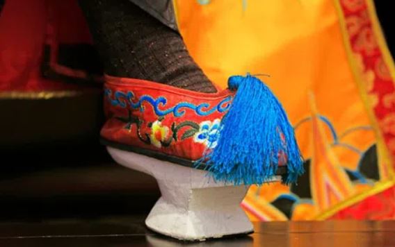 Vì sao phi tần nhà Thanh lại chuộng giày hoa bồn cao lênh khênh, rất khó đi lại?