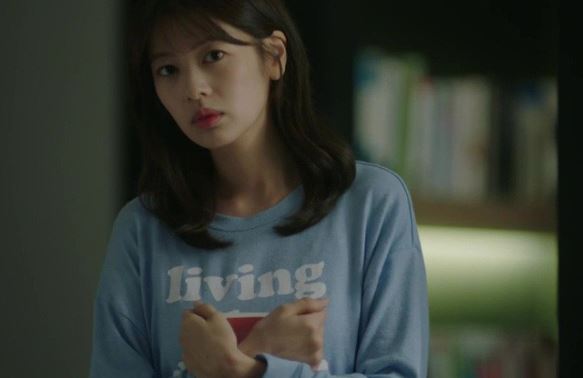 Vừa giơ cánh tay lên lấy đồ trên tủ, đúng lúc ấy mẹ người yêu đi qua và ngay sau đó tôi bị bác ấy khéo léo đuổi về ngay ngày đầu ra mắt