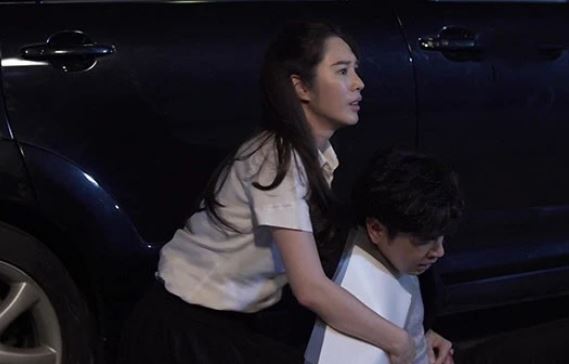 Đang đi chơi thì người yêu bị sụt chân xuống cống vì mải nhìn người yêu cũ