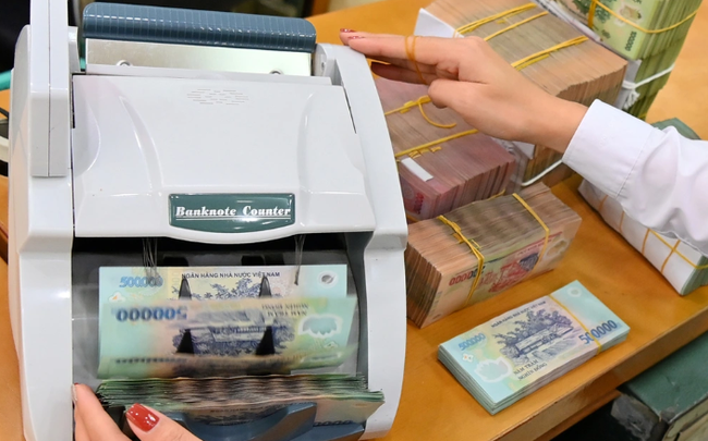 Lãi suất tiết kiệm tiếp tục giảm