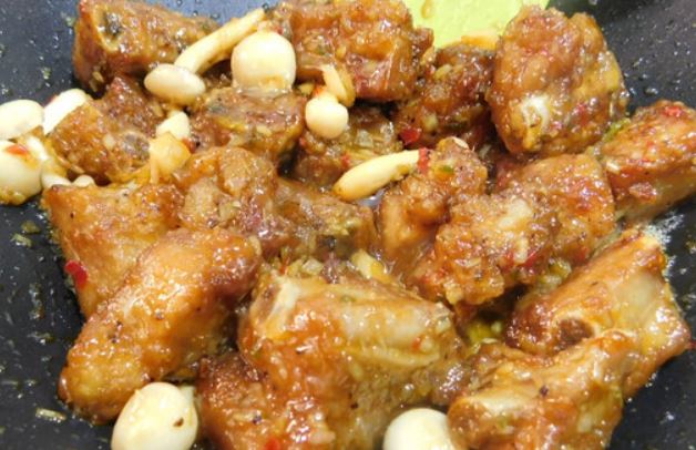 Sườn đừng chỉ xào chua ngọt, đổi mới sang công thức sốt này đảm bảo hao cơm gấp bội