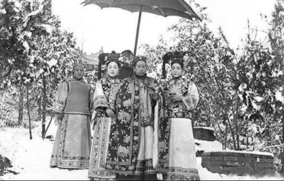 Loạt ảnh cực sống động của Từ Hi Thái hậu do 'nhiếp ảnh ruột' ghi lại