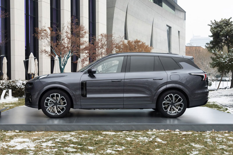 SUV của hãng xe mới vào Việt Nam với công suất 555 mã lực, ‘uống xăng như ngửi’, hệ thống treo khí nén, giá ‘hạt dẻ’