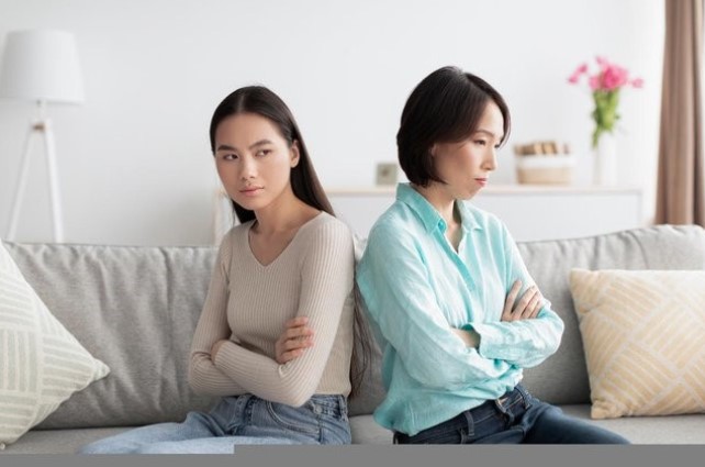 Nhìn 4 cốc trà sữa tôi mang về, em chồng đỏ bừng mặt nhưng vẫn chê tôi bao đồng