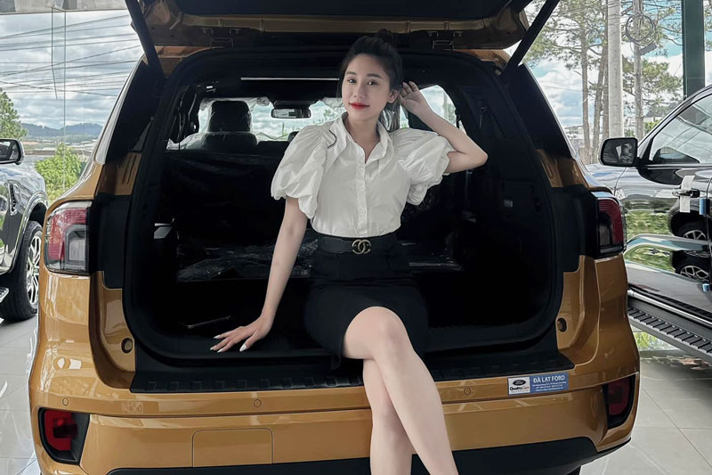 Hot girl Đà Lạt khoe nhan sắc vạn người mê bên xe Ford
