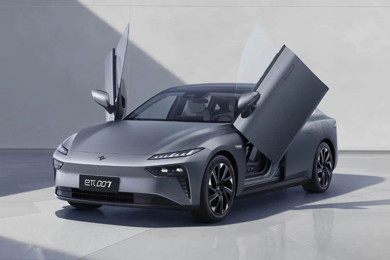 Xe sedan công suất 544 mã lực, cửa cắt kéo, giá gần 520 triệu đồng