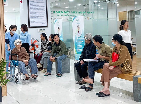 Người dân ở các địa phương miền Trung - Tây Nguyên đến khám và chăm sóc sức khoẻ về mắt tại Bệnh viện Mắt Việt An Đà Nẵng.