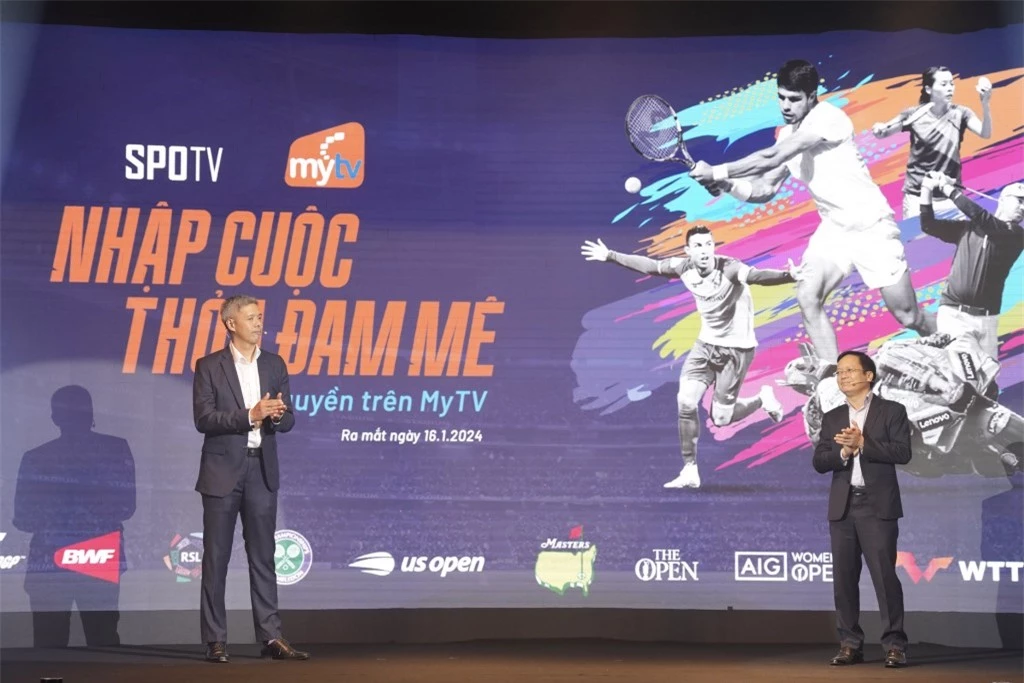 Ông Lee Choong Khay, Tổng Giám đốc SPOTV (bên trái) và (bên phải) tại lễ ra mắt hai kênh truyền hình thể thao