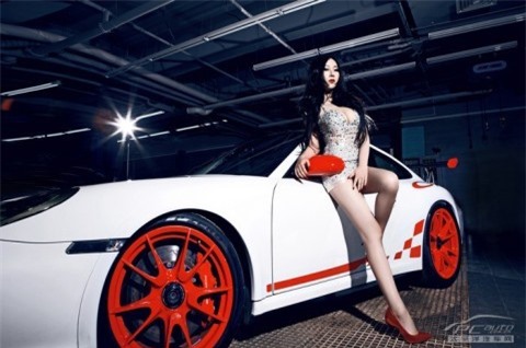 Mỹ nhân gợi cảm bên Porsche 911 GT3 RS ảnh 15