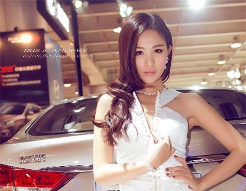 Dáng xinh quyến rũ bên Hyundai Elantra ảnh 2