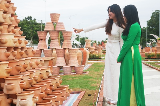 Vĩnh Long: Thực hiện đường gốm và hoa mừng Xuân Giáp Thìn 2024