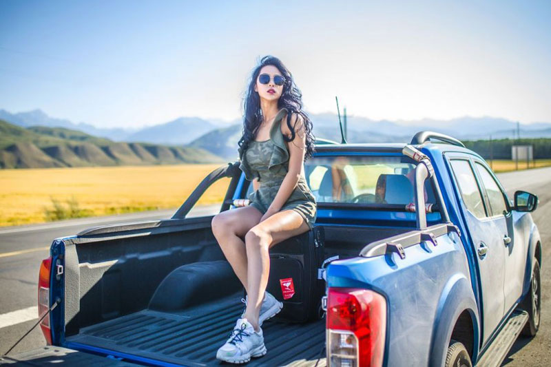 Mỹ nhân khoe vẻ bụi bặm bên xe bán tải Nissan