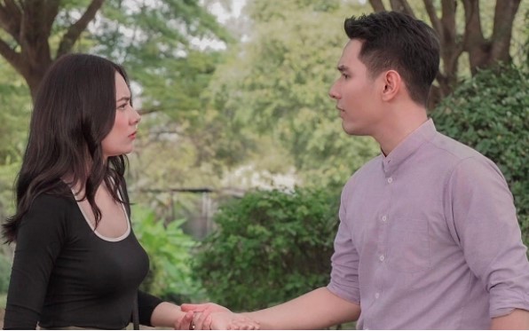 Tình cờ gặp hàng xóm, tôi đành chào một câu, nào ngờ lời đáp lại khiến tôi nghệt mặt