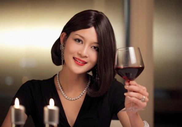 Tình cờ gặp một phụ nữ ở quán cafe, tôi đang chăm chú ngắm nhìn thì cô ấy quay lại cười: "Chồng ơi, anh về bao giờ thế?"