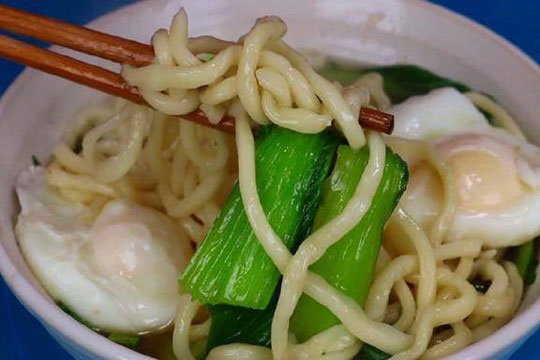 Chỉ mất vài phút để làm món mì ''phiên bản lười'', nó ăn ngon đến mức có thể ăn 7 lần/tuần mà không thấy chán