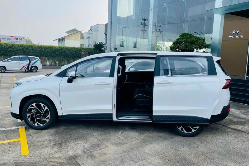 Hyundai Custin giảm giá mạnh tại đại lý, quyết đấu với Toyota Innova Cross