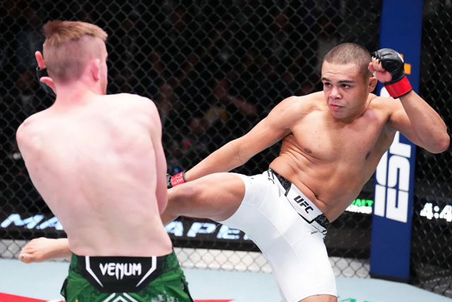 CLIP: Võ sĩ Brazil tung loạt đấm ‘búa tạ’ khiến đối thủ ngã gục