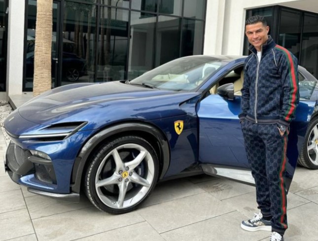 Ronaldo vung tiền tậu siêu xe trị giá 12 tỷ, mặc luôn đồ hiệu để "flex" cùng