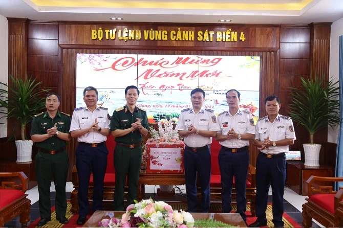 Trung tướng Nguyễn Trọng Bình tặng quà cho cán bộ, chiến sĩ BTL Vùng Cảnh sát biển 4.