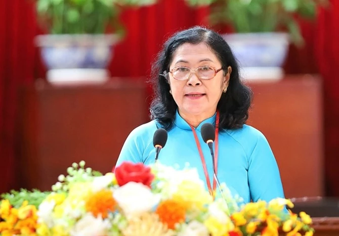 Bà Trần Lê Mộng Châu - Phó Chủ tịch Liên hiệp các tổ chức hữu nghị thành phố Cần Thơ tóm tắt dự thảo báo cáo chính trị nhiệm kỳ 2018 - 2023 và phương hướng nhiệm vụ nhiệm kỳ 2024 - 2029