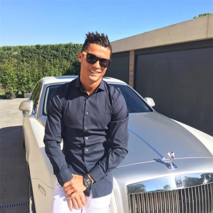 Ronaldo vung tiền tậu siêu xe trị giá 12 tỷ, mặc luôn đồ hiệu để 