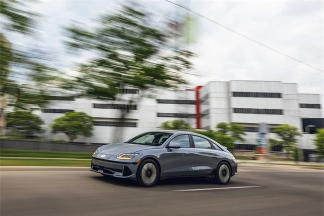 VinFast VF 8 đứng top 1 trong thử nghiệm hiệu quả phạm vi hoạt động, vượt xa nhiều xe điện nổi tiếng của Mercedes, BMW- Ảnh 2.