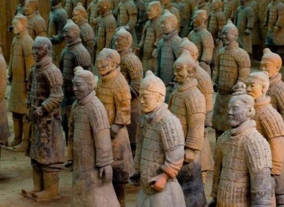 Tại sao binh mã đất nung trong lăng Tần Thủy Hoàng không một ai đội mũ giáp sắt?